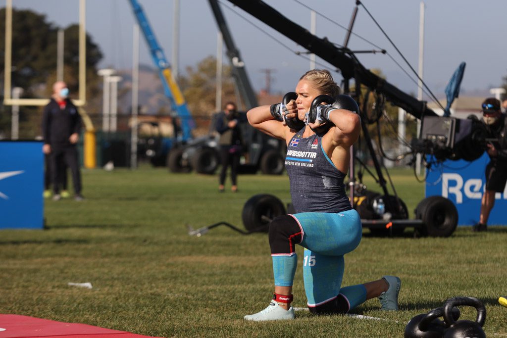 Katrin Davidsdottir performs double kettlebell lunges at the 2020 CrossFit Games.