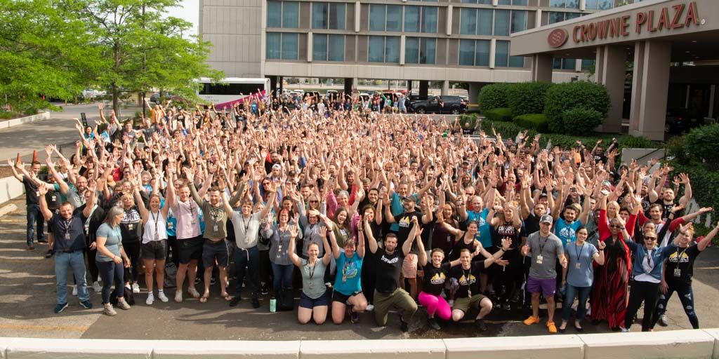  A group photo of about 600 people in front of the Crowne Plaza hotel for the 2023 Two-Brain Summit.