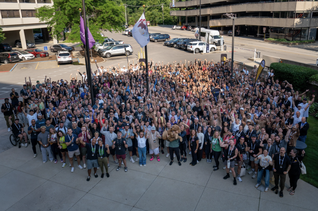 Two-Brain Summit 2026 group photo of 1,000 gym owners and coaches